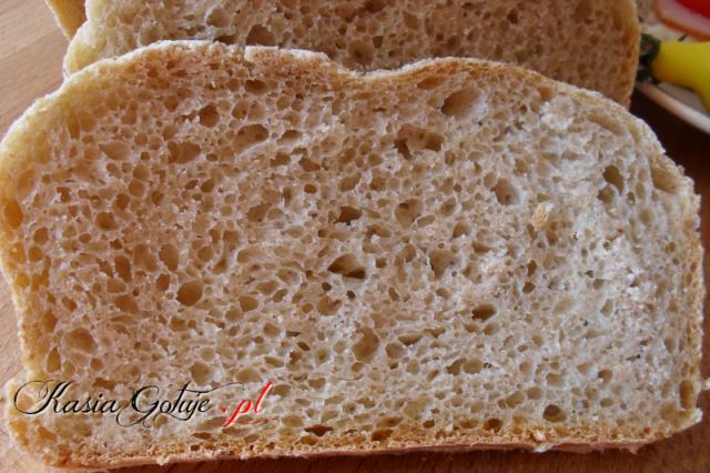 Wreszcie wyhodowałam zakwas na mące razowej żytniej, poprzedni umarł wraz z zepsutą maszyną do wypieku chleba :) Pomysł na chleb zaczerpnięty stąd Bardzo smaczny chleb lekki jak na żytnie ch...