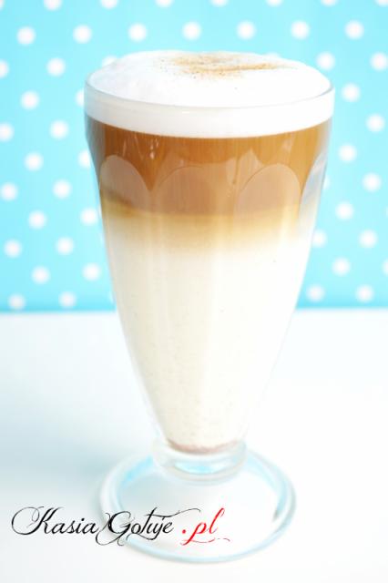 Bardzo lubimy kawę latte czyli warstwową kawę z spienionym mlekiem. Ładnie się prezentuje, jest bardzo lubiana i często przygotowuję ją dla moich gości. Można ją podawać z różnymi syropa...