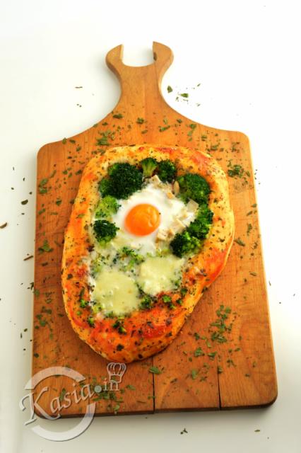 Pizza z brokułami i jajkiem