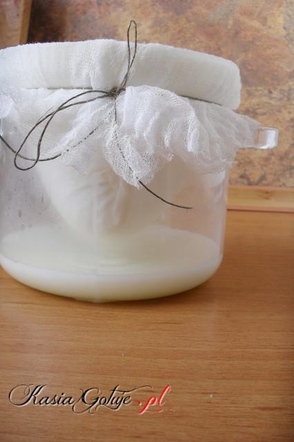 Od ponad roku jogurt grecki zastępuje w naszej kuchni majonez i śmietanę.  Teraz gdy jest sezon na sałatki ze świeżych warzyw warto mieć go w lodówce.  Jogurt naturalny od greckiego różni si...