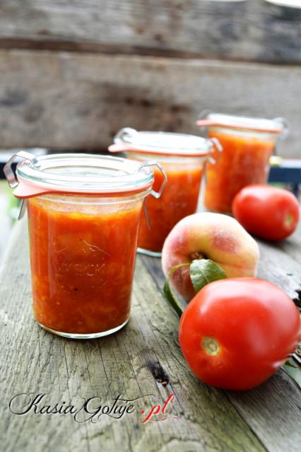 Chutney pomidorowo-brzoskwiniowy jest świetnym dodatkiem do grillowanego i gotowanego kurczaka, można nim marynować mięso z indyka i kurczaka, świetnie sprawdza się też jako dodatek do kanapek,...