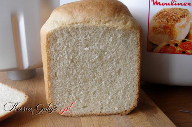 Piękny, wyrośnięty, nie kruszy się i z chrupiącą skórką po prostu idealny pszenny chleb :)  Kolejny chlebek upieczony w wypiekaczu do chleba, który z powodzeniem może być pieczony w zwykły...
