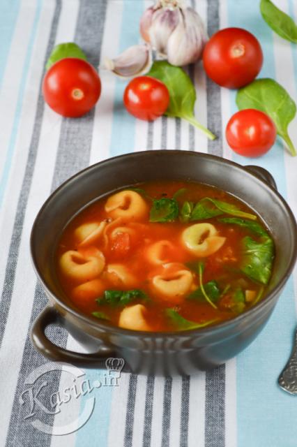 Na straganach można już bez problemu dostać świeże, pachnące i bardzo dojrzałe polskie pomidory.   Ta zupa jest przepyszna, do zrobienia w 15 minut, lekka i sycąca zarazem. Czuć intensywny sm...