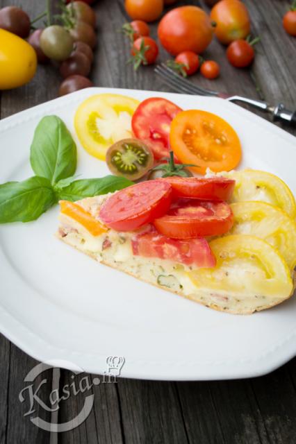 frittata na śniadanie z pomidorami i kiełbasą