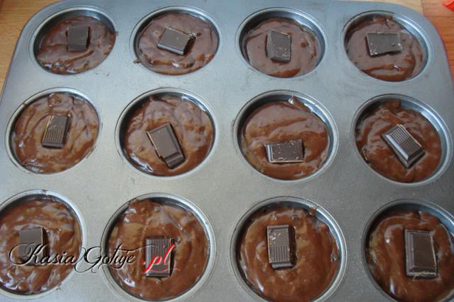 muffinki z czekoladą w środku