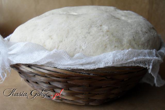 drożdżowy chleb w koszyku