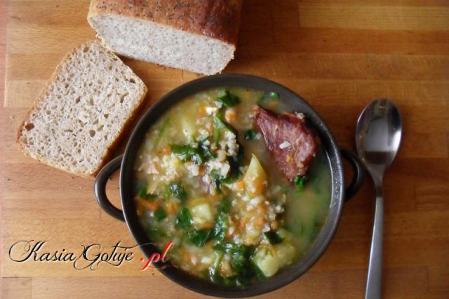 Zupa szpinakowa jest idealną zupą na obecne mroźne dni. Rozgrzewająca, konkretna i zdrowa.   Nawet osoby nielubiące szpinaku polubią jej smak :)