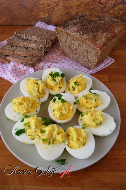 Bardzo lubimy faszerowane jajka, ładnie wyglądają, żółtko nie jest suche i zawsze można przemycić kilka składników :)  Jajka faszerowane pietruszką są delikatne, ładnie pachą i świetnie...