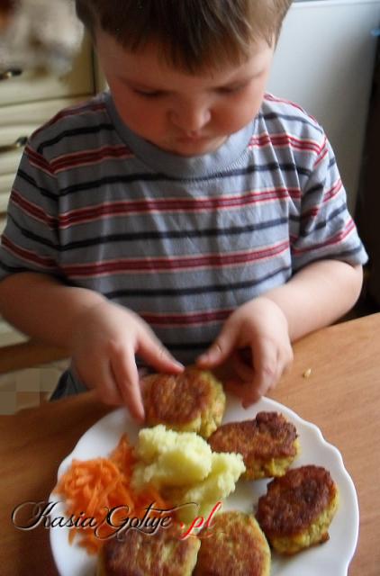 Na piątkowy obiad z moim dwulatkiem przygotowaliśmy klopsiki rybne, takie dla dzieci, delikatniejsze w smaku i z przemyconą marchewką ;)   Synkowi baaaardzo smakowały, co zresztą widać na zdję...