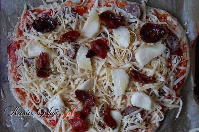 pizza z suszonymi pomidorami