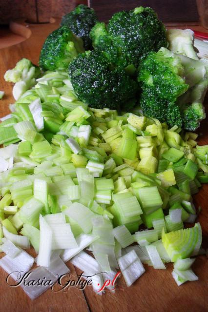 Dziś propozycja obiadowa.   Pulpeciki z zielonym sosem brokułowo-porowym są przepyszne i bardzo zdrowe. Jest to jeden ze sposobów na przemycenie brokuła naszym dzieciom.   Takie danie można zabr...