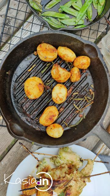 Przepyszne aromatyczne ziemniaki, które można w kilka  chwil przygotować na grillu.