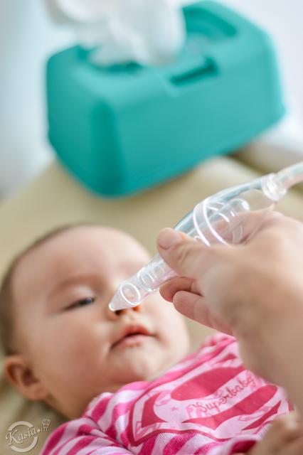 Jak wyciągnąć smarki u dziecka, jak oczyścić nos niemowlaka, higiena nosa niemowlaka, higiena nosa noworodka