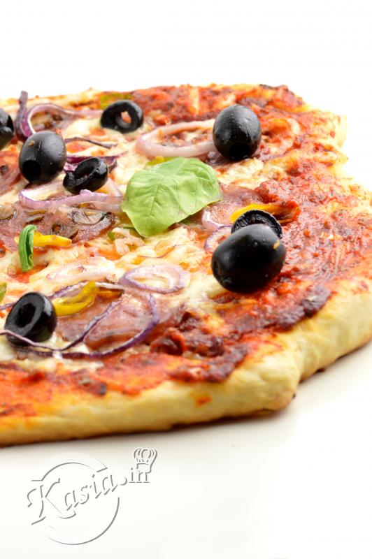 Pizza z salami i czarnymi oliwkami